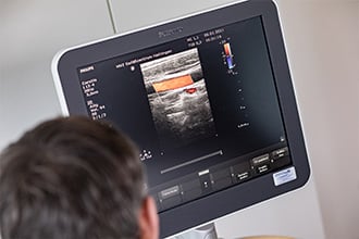 Ein Kardiologe in Münster-Hiltrup führt eine Ultraschalluntersuchung zur Diagnose von Herzerkrankungen durch.